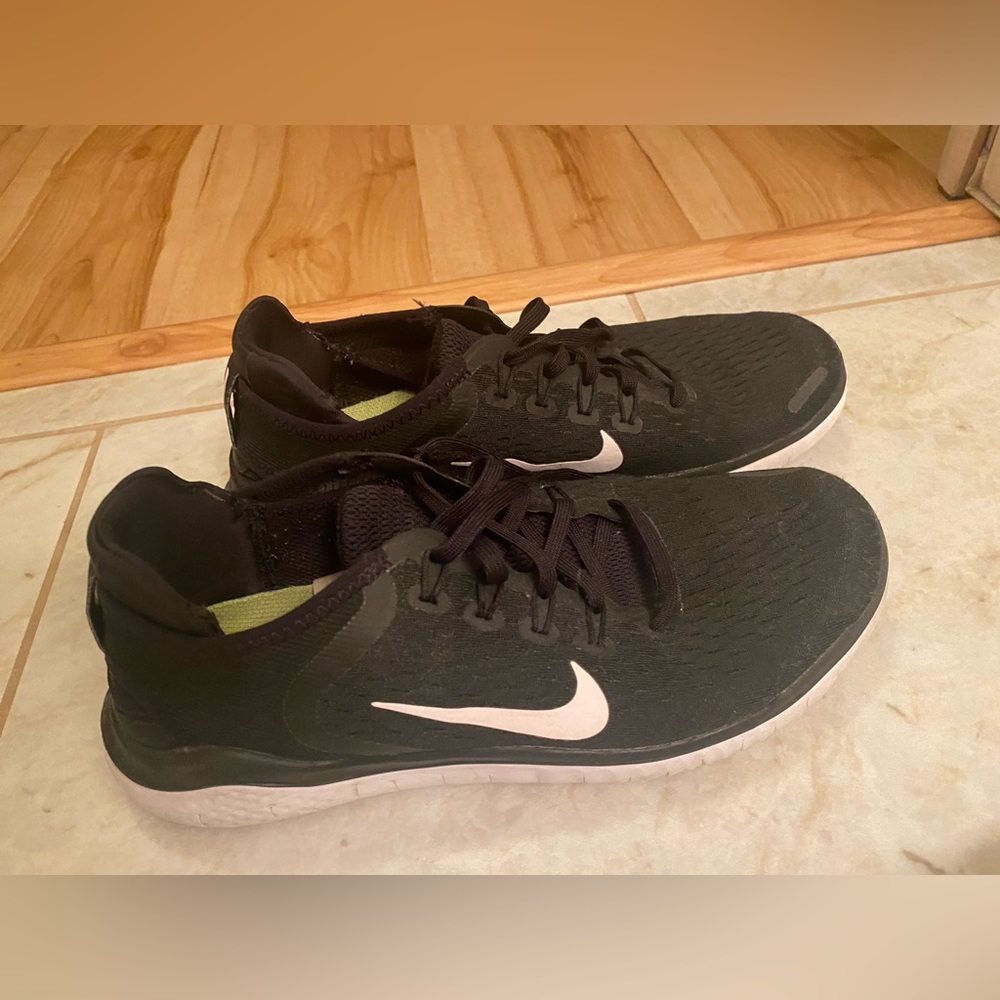 Black women nike free running shoe
